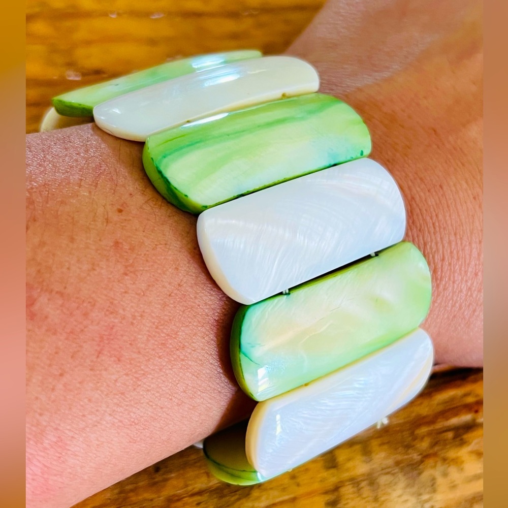 Natural shell turquoise and white elastic bracelet